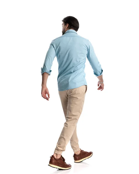 Вид Сзади Обычного Человека Синей Джинсовой Рубашке Брюками Чино Кроссовками — стоковое фото