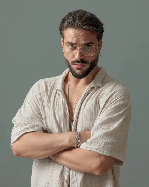 Cool Fashion Man Glasses Crossing Arms Looking Forward Front Grey — Stock Photo, Image