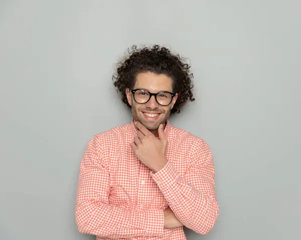 Enthusiastic Man Glasses Folding Arms Touching Chin While Laughing Front — Stock Photo, Image
