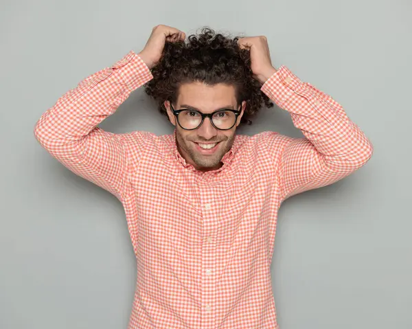Portrett Lykkelig Ung Mann Med Briller Som Trekker Krøllete Hår – stockfoto