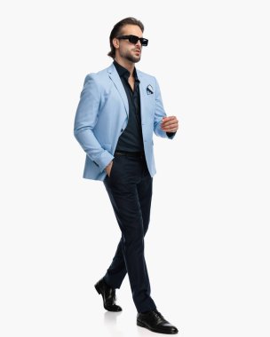 Zarif takım elbiseli yakışıklı bir adam beyaz arka planda el ele yürüyordu. 