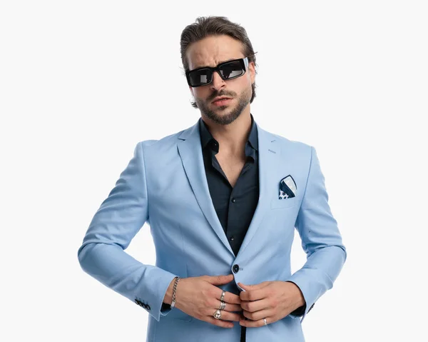 Retrato Hombre Negocios Elegante Con Gafas Sol Desabotonando Traje Azul —  Fotos de Stock
