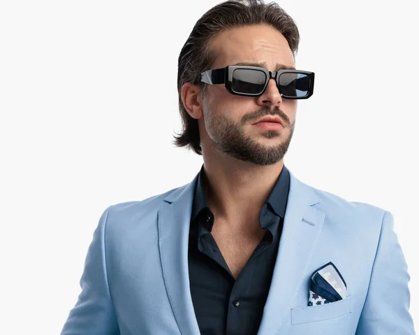 Porträt Eines Sexy Modeunternehmers Mit Sonnenbrille Der Wegschaut Und Vor — Stockfoto