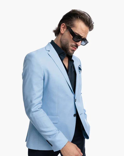Retrato Empresário Moda Legal Com Óculos Sol Olhando Para Baixo — Fotografia de Stock