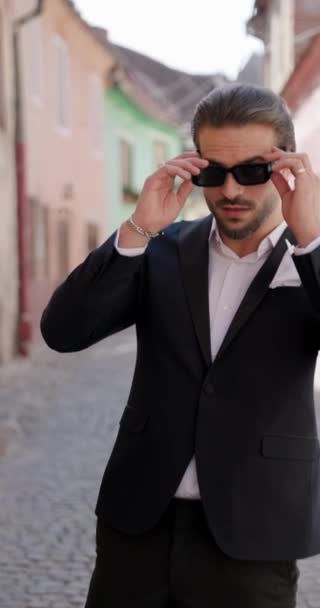 Projeto Vídeo Homem Elegante Sem Barba Colocando Óculos Sorrindo Caminhando — Vídeo de Stock