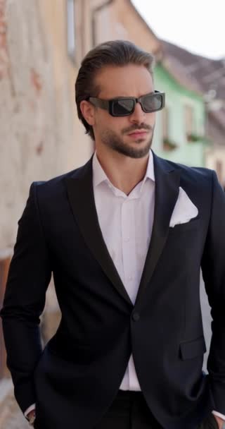 Homem Negócios Moda Legal Com Óculos Sol Vestindo Terno Com — Vídeo de Stock