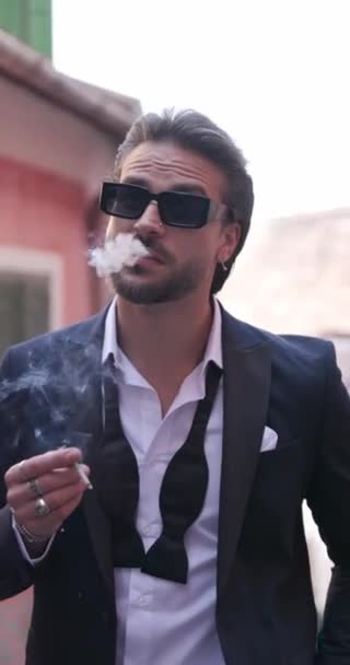 Cool Elegante Uomo Affari Con Occhiali Sole Possesso Sigaretta Fumare — Video Stock