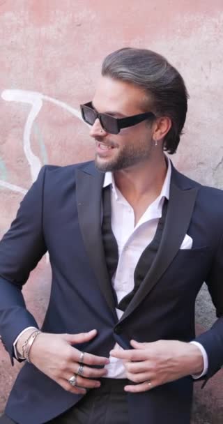 Felice Uomo Elegante Cercando Lato Sorridente Organizzare Vestito Incrociando Braccia — Video Stock