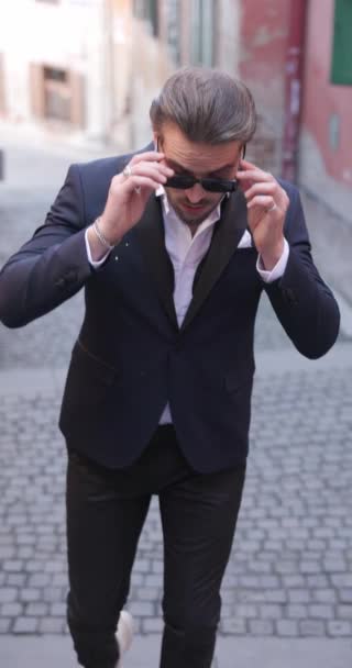 Projeto Vídeo Moda Legal Homem Colocando Óculos Sol Olhando Redor — Vídeo de Stock