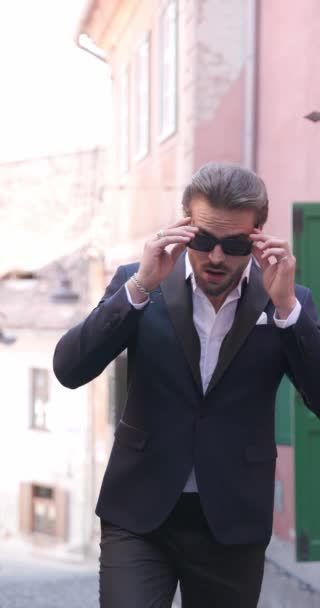 Atractivo Hombre Negocios Que Pone Gafas Sol Sube Escaleras Mira — Vídeos de Stock