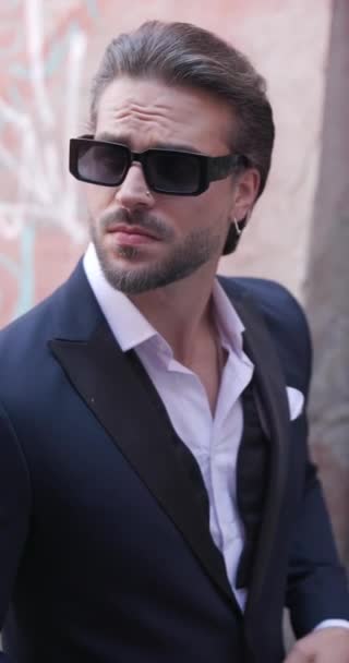 Side View Video Elegant Fashion Man Looking Fixing Sunglasses Walking — Stock Video