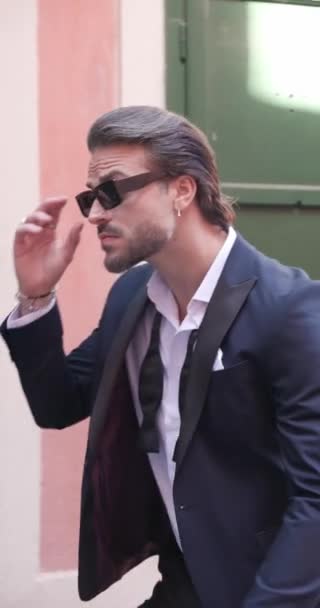 Sexy Homem Confiante Ajustando Óculos Sol Enquanto Caminhava Subia Escadas — Vídeo de Stock