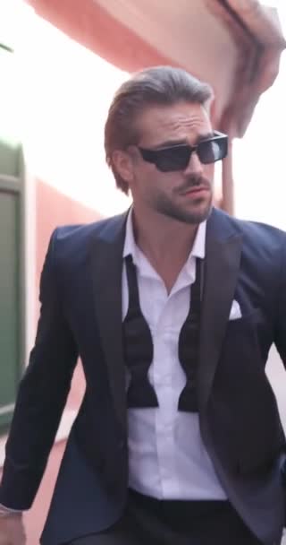 Homem Elegante Atraente Com Óculos Sol Andando Com Mão Bolso — Vídeo de Stock