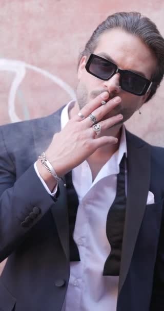 Homem Moda Legal Com Óculos Sol Fumando Olhando Para Lado — Vídeo de Stock