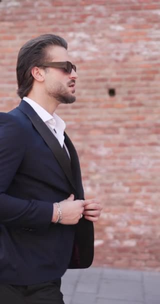 Homem Negócios Moda Elegante Ajustando Terno Óculos Sol Andando Enquanto — Vídeo de Stock