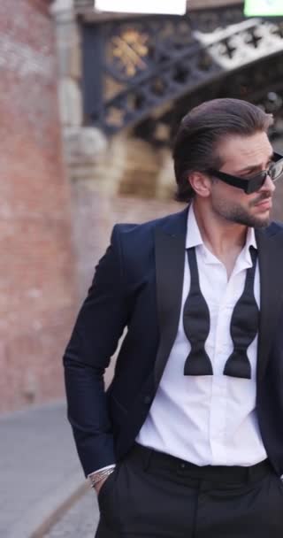 Attraktiver Eleganter Mann Mit Sonnenbrille Der Die Hände Den Taschen — Stockvideo