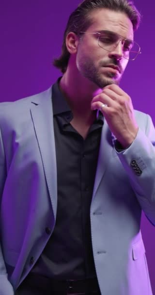 Aantrekkelijke Mode Man Met Bril Aanraken Kin Zoek Naar Opzij — Stockvideo