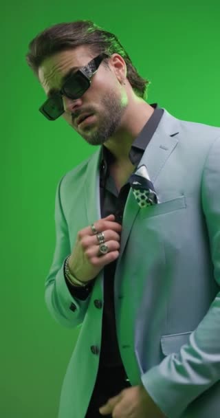 Yakışıklı Zarif Adamı Çene Düşünme Takım Elbise Ayarlama Renkli Arka — Stok video