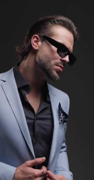 Atraente Elegante Homem Negócios Com Óculos Sol Mãos Dadas Pescoço — Vídeo de Stock