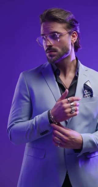 Sebevědomý Elegantní Muž Brýlemi Rozhlížející Stranu Upravující Oblek Sebevědomí Před — Stock video