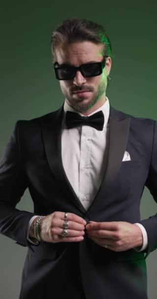 Elegante Hombre Moda Con Gafas Sol Abotonando Esmoquin Cruzando Brazos — Vídeo de stock