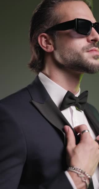 Zijaanzicht Van Elegante Man Regelen Smoking Weg Kijken Zelfverzekerd Poseren — Stockvideo