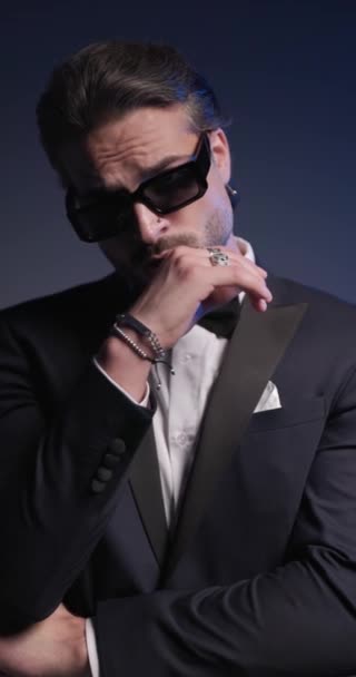 Homem Elegante Confiante Com Óculos Sol Braços Dobráveis Lábios Sensualmente — Vídeo de Stock