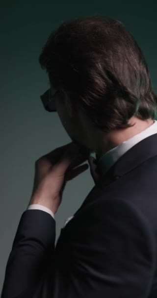Vídeo Projeto Homem Negócios Elegante Com Óculos Sol Tocando Queixo — Vídeo de Stock