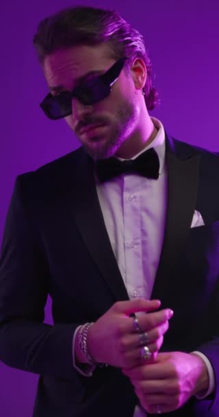 Elegante Uomo Affari Barbuto Fissaggio Smoking Cercando Lato Toccando Labbra — Video Stock