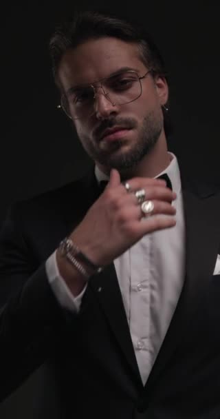 Cool Fashion Man Con Gafas Tocando Barbilla Pensando Ajustando Esmoquin — Vídeo de stock