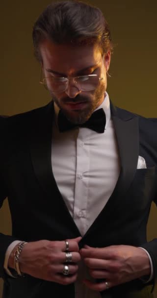 Close Video Elegant Young Man Unbuttoning Adjusting Tuxedo Glasses Looking — Stock Video