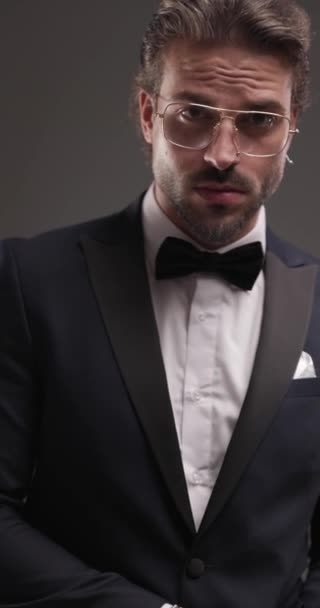 Sexy Uomo Affari Barbuto Con Occhiali Sfregamento Mani Regolazione Smoking — Video Stock