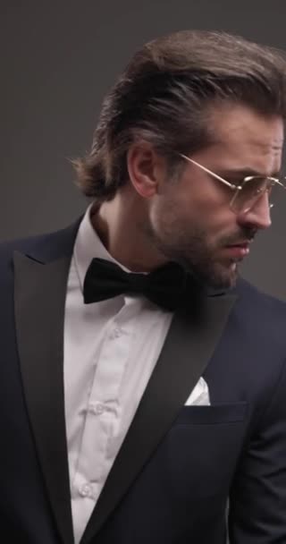 Stijlvolle Elegante Man Met Zwarte Smoking Die Naar Opzij Kijkt — Stockvideo