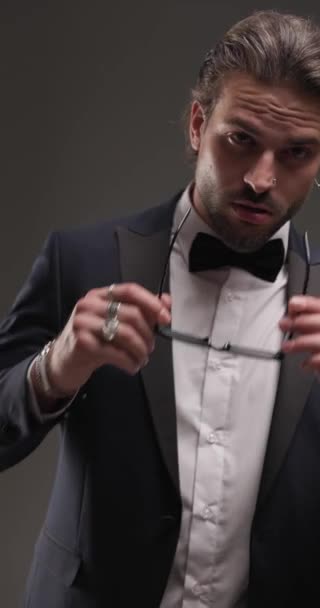 Aantrekkelijke Mode Man Zet Een Zonnebril Het Regelen Van Smoking — Stockvideo