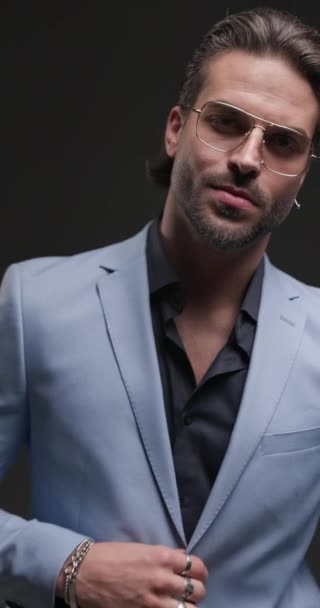Stilig Elegant Man Kostym Med Öppen Krage Skjorta Och Glasögon — Stockvideo
