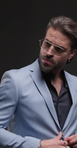 Elegant Affärsman Med Glasögon Knäppning Blå Kostym Ser Fram Emot — Stockvideo