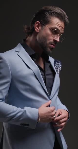 Homme Affaires Mode Attrayant Avec Des Bagues Réglage Des Lunettes — Video