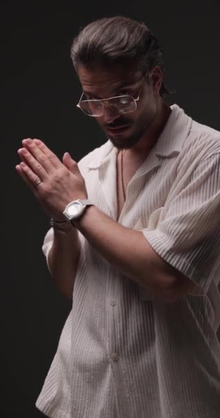 Pria Berjenggot Menarik Menyesuaikan Kacamata Bingkai Emas Menggosok Telapak Tangan — Stok Video