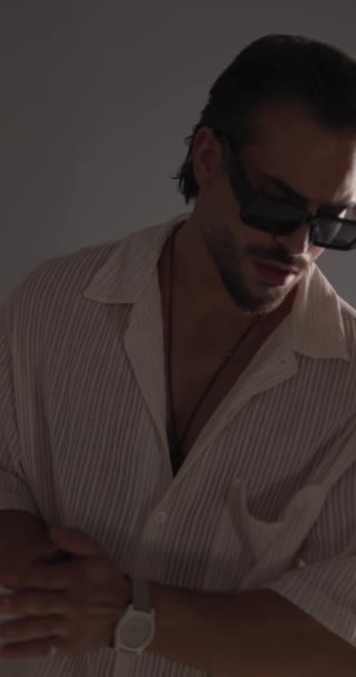 Vertikal Video Sexig Mode Man Med Solglasögon Rör Sig Gnugga — Stockvideo