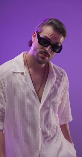 Przystojny Mężczyzna Moda Okulary Przeciwsłoneczne Trzymając Się Ręce Kieszeniach Pocierając — Wideo stockowe