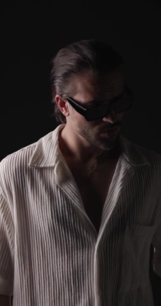Atraktivní Ležérní Muž Slunečními Brýlemi Rozhlížet Stranu Dotýkat Brady Být — Stock video