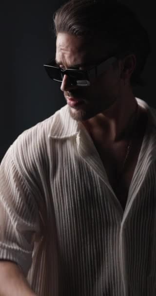 Homem Barbudo Sexy Roupa Casual Ajustando Óculos Sol Olhando Para — Vídeo de Stock