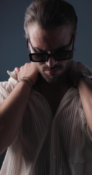 Proyecto Video Hombre Barbudo Casual Con Gafas Sol Sosteniendo Hombros — Vídeo de stock