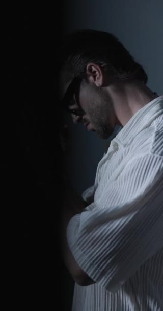 Boční Pohled Sexy Vousatý Muž Tření Dlaně Dívá Stranu Nastavení — Stock video
