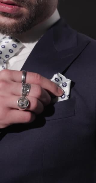 在影片中 高档商人在灰色背景前调整配色手帕 保持性感 触摸嘴唇 — 图库视频影像