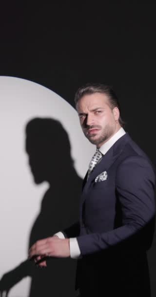 Sexy Geschäftsmann Der Zur Seite Schaut Und Vor Das Scheinwerferlicht — Stockvideo