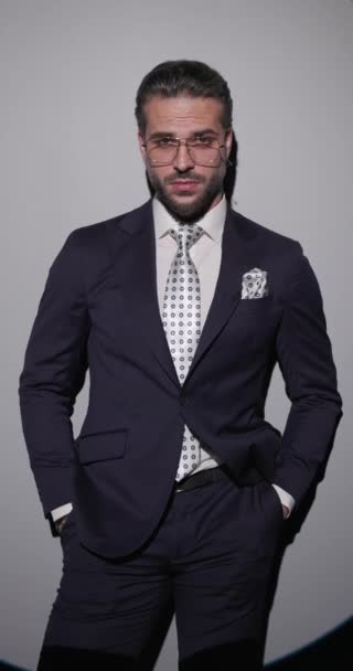 Fiducioso Uomo Barbuto Giacca Cravatta Tenendosi Mano Tasca Guardando Lato — Video Stock