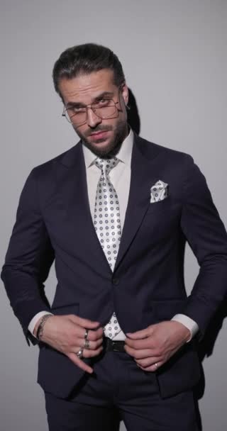 Attraktiver Eleganter Mann Der Nach Unten Schaut Anzug Und Brille — Stockvideo