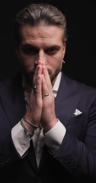 Вертикальное Видео Элегантного Бизнесмена Держащегося Руки Молящегося Смотрящего Вниз Раскладывающего — стоковое видео