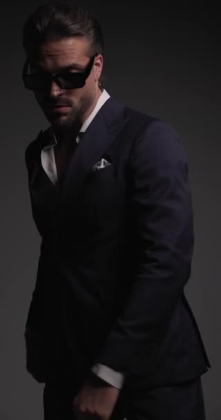 Homme Affaires Sexy Haute Classe Avec Des Lunettes Soleil Chemise — Video